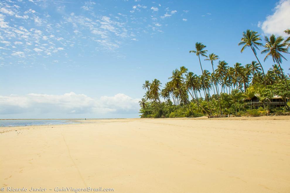 Imagem das areias brancas da linda Praia de Bainema.